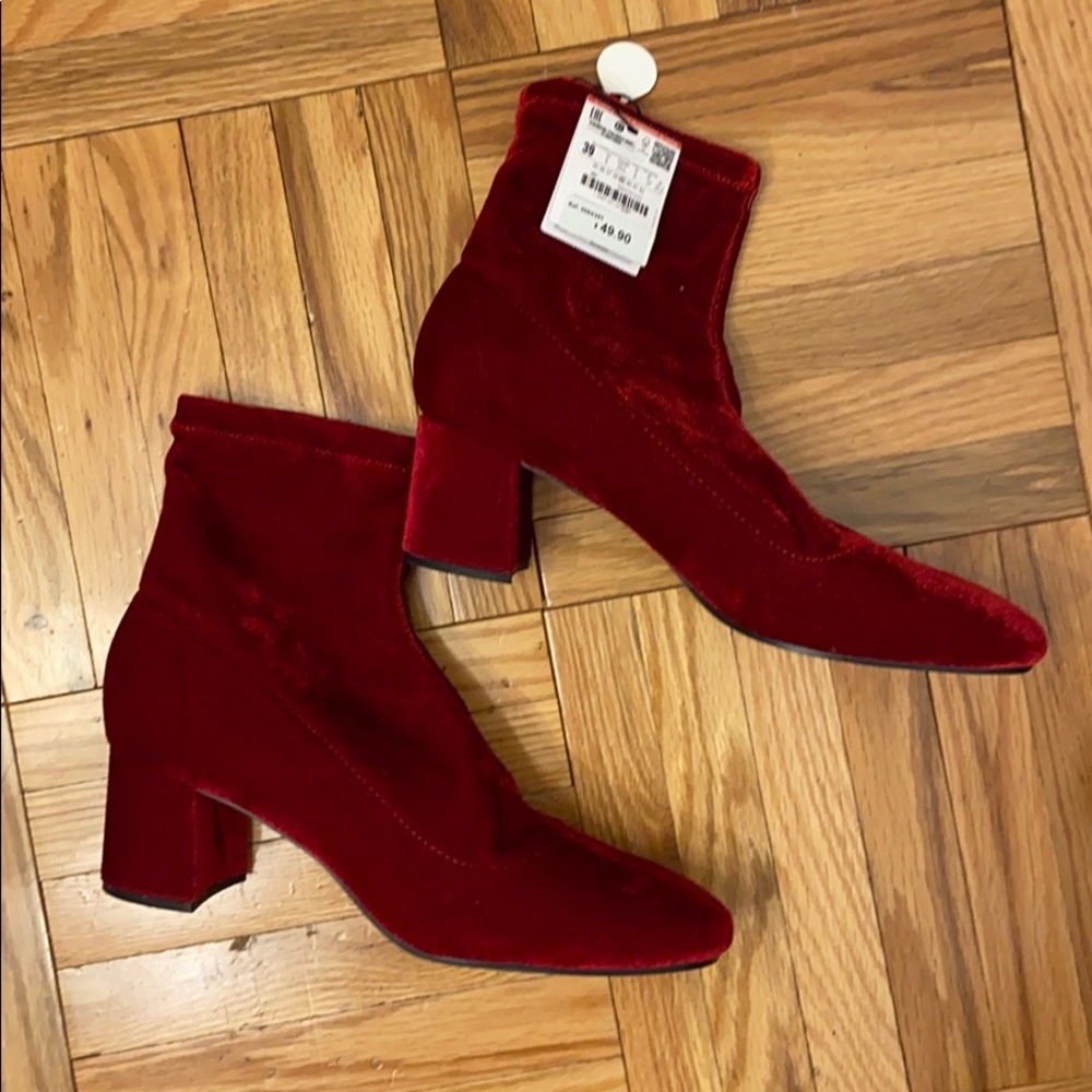 Never worn! Velour material Zara booties